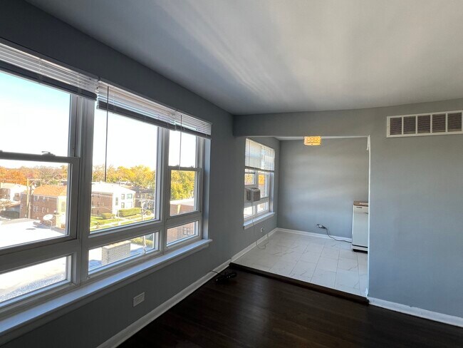 Building Photo - 5335 N California Ave