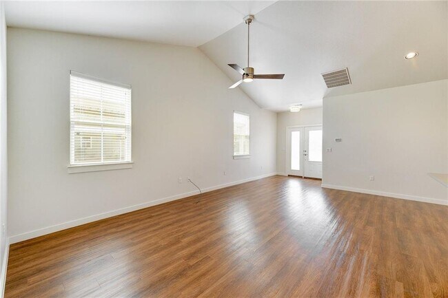 Building Photo - 400 Rose Dr