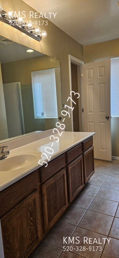 Building Photo - 7178 S Oakbank Dr