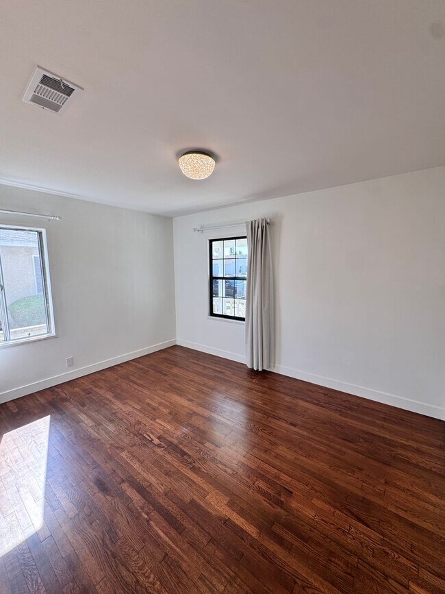 Building Photo - 5833 E Parapet St