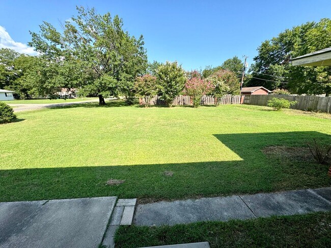 Building Photo - Charming 3-bedroom, 2-bath home on a corne...