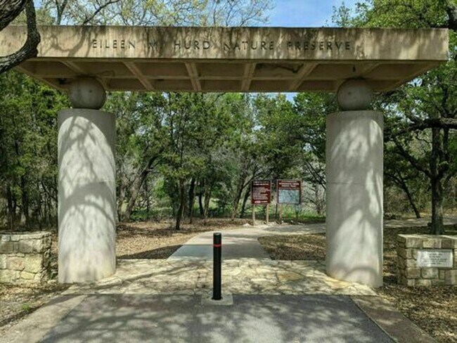 Building Photo - ONE-STORY Home in Marble Falls - 2932 SF with THREE-CAR GARAGE - On a CUL-DE-SAC!