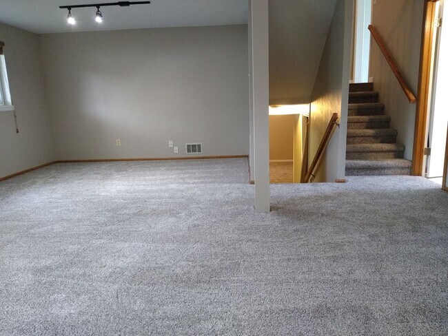 Building Photo - Stunning 4 bedroom 2 bath Virginia Village...