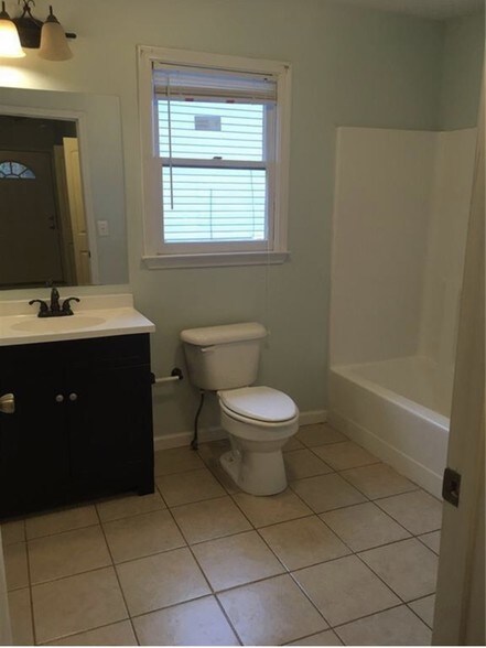 Full bathroom - 592 Spencer St NW