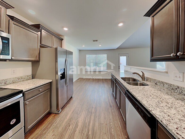 Building Photo - 609 Crooked Creek