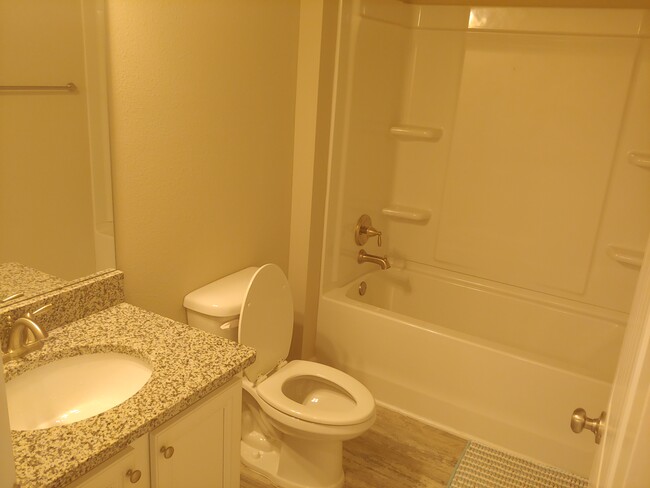 Full bath - 133 Stonegate Drive