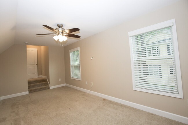 Building Photo - Charming 3 bed, 2.5 bath home with bonus t...