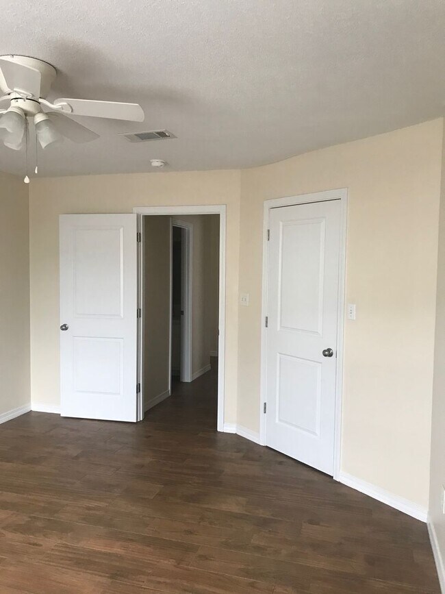 Building Photo - Convenient Location to Hulrburt Field