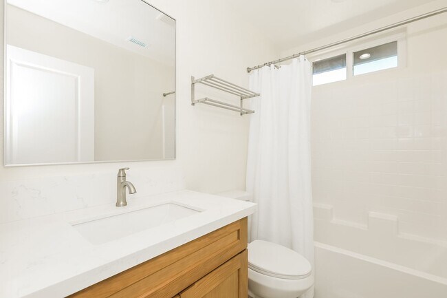 Building Photo - Spacious 3BR/2BA Home with Open Floor Plan, Garage & Washer/Dryer