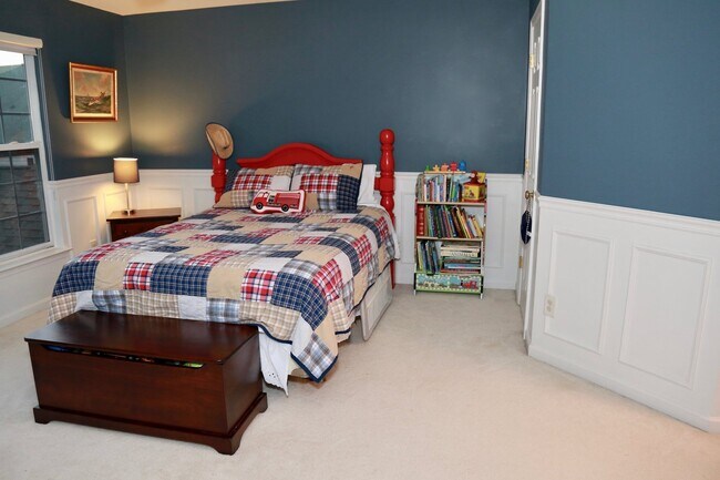 Building Photo - Available in August!  3 Bedroom 2 1/2 Bath...