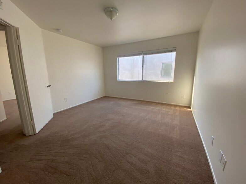 Building Photo - 6139 Fountain Ave