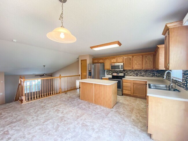 Building Photo - 3 Bedroom, 3 Bath fenced yard!