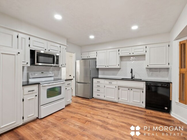 Building Photo - 5 Bedroom, 3 Bathroom - Newly Updated