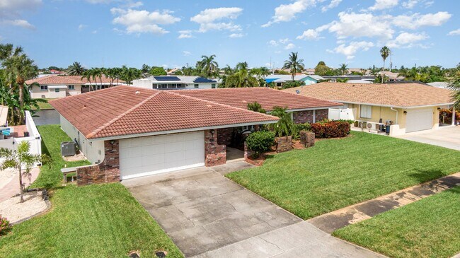 Building Photo - Enjoy the pool or fish/kayak/boat from the...