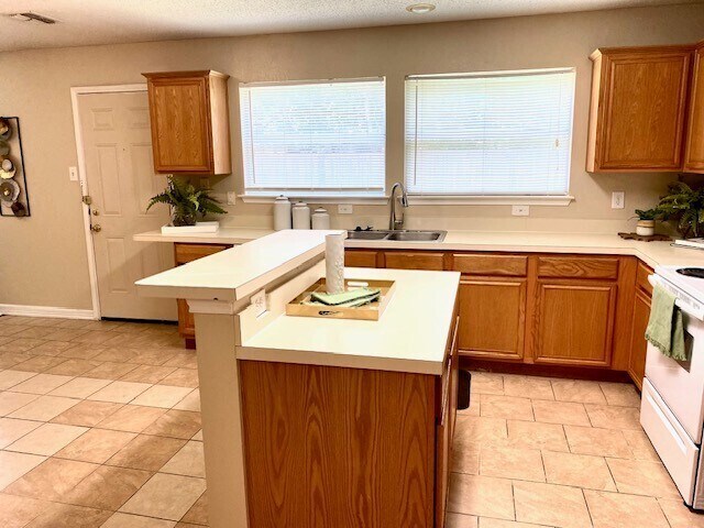 Building Photo - Huge home features 4 bedrooms & 2.5 baths for Rent!