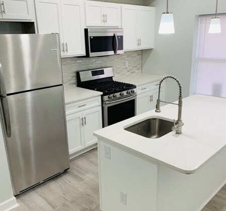 Building Photo - 820 N Lakewood Ave