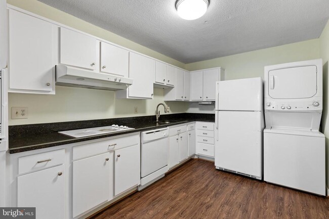 Building Photo - 8370 Greensboro Dr