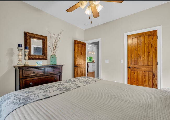 Building Photo - Beautiful 4-bedroom, 2.5-bath riverfront home