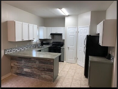 bright kitchen, plenty of cabinet space - 5131 Butter Creek Ln