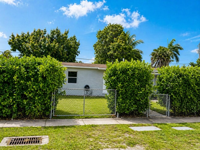 Building Photo - 740 Aspen Rd