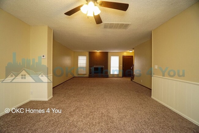 Building Photo - Townhouse with 3 beds and 3 baths!