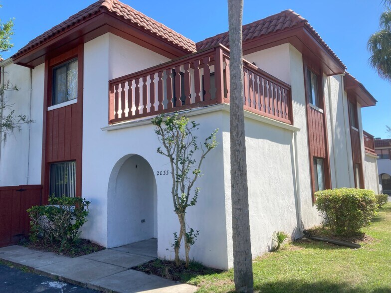 Outside - 2033 Oak Meadow Cir