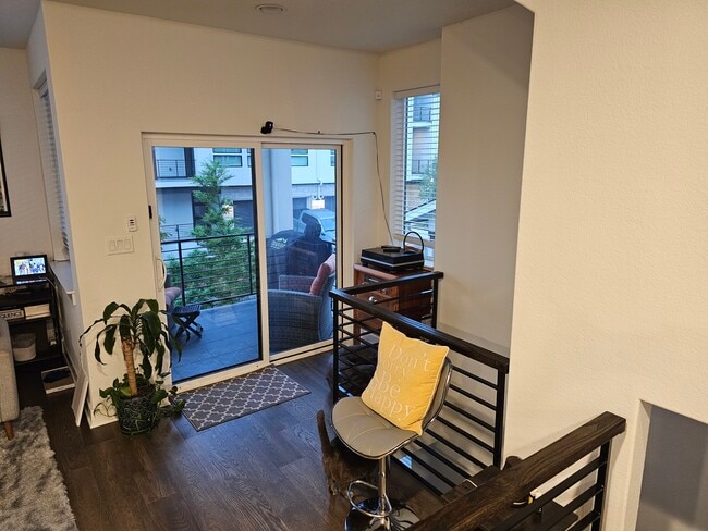 tons of natural light - 2050 Lohmans Spur Rd