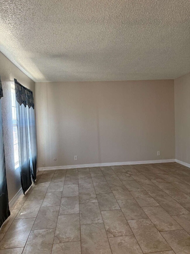Building Photo - 955 Versailles Dr