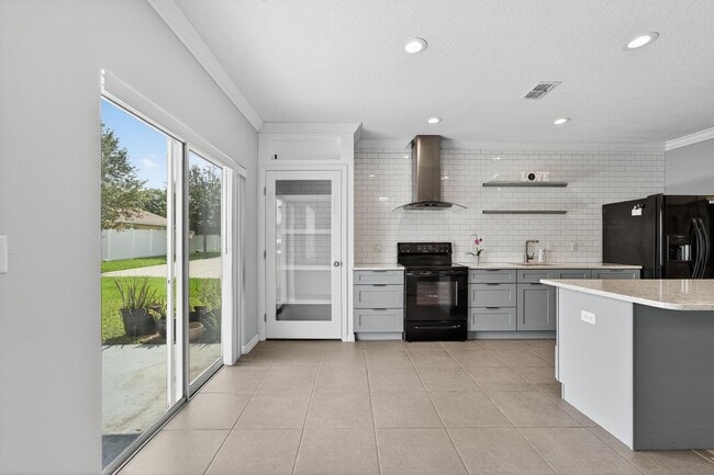 Building Photo - Stunning 5 bed/ 2 bath