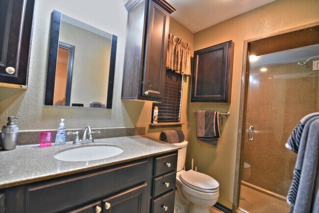 Building Photo - 307 Vickie Dr