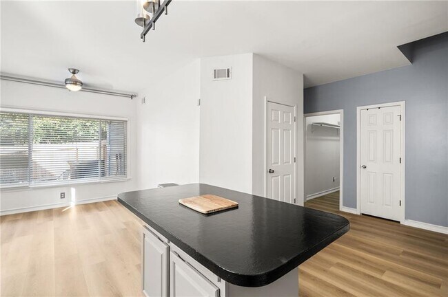 Building Photo - 529 Eastland Dr