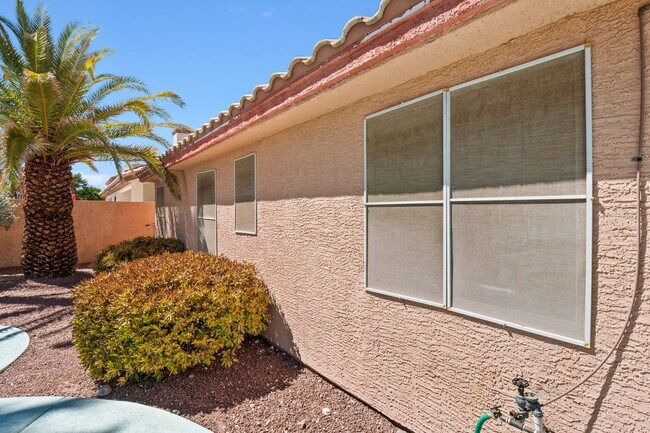 Building Photo - SW!! Single Story!! Pool!! NO HOA!!  Corne...