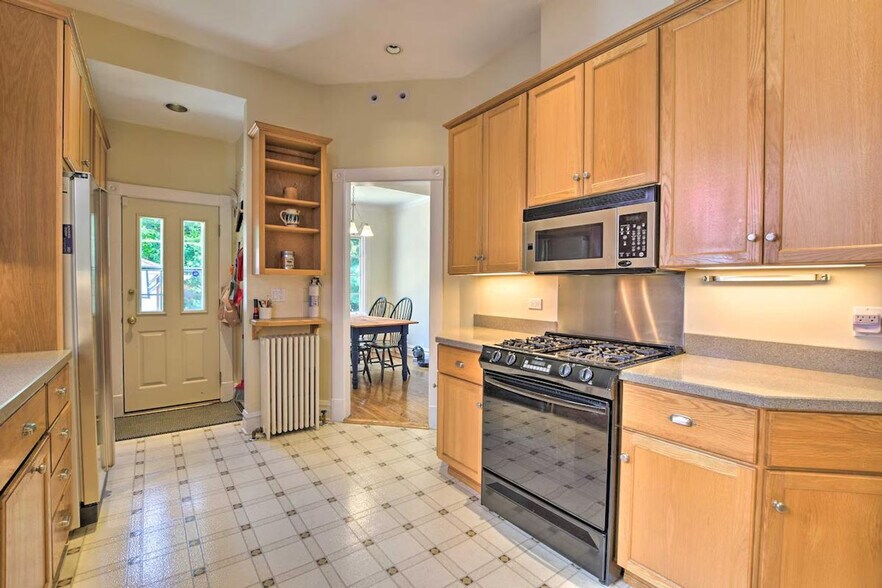 Building Photo - 326 N Grove Ave