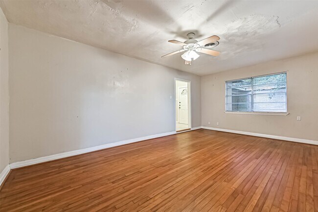 Building Photo - 6425 N Ridgecrest Dr