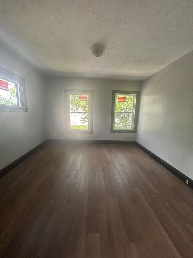 Building Photo - 2103 W 106 ST