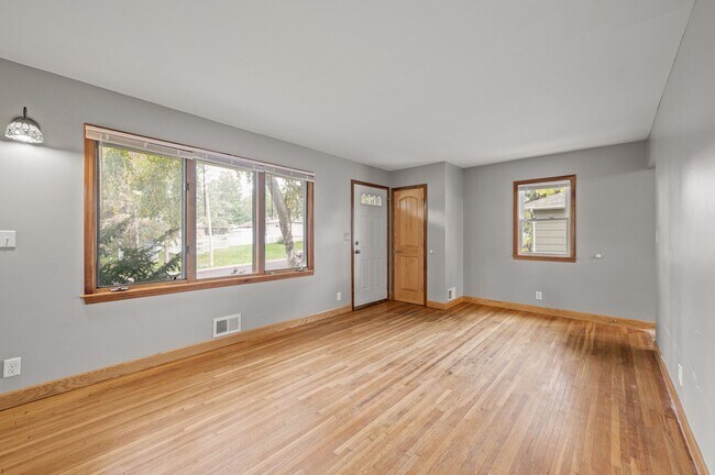 Building Photo - 1711 Rose Pl W