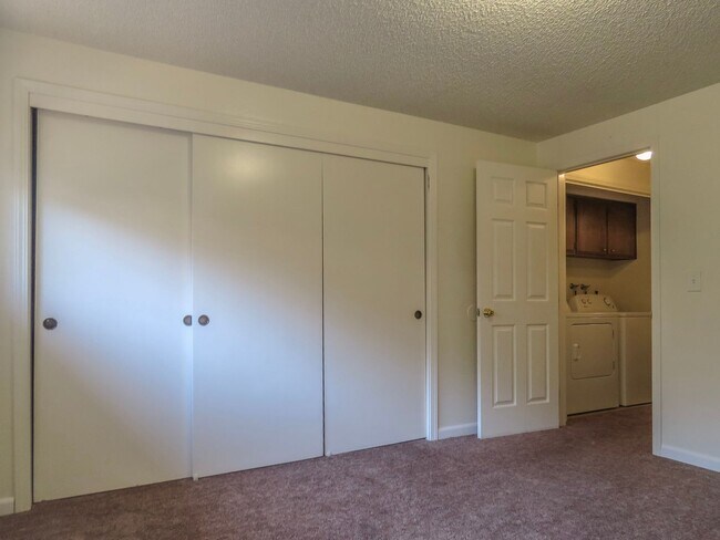 Building Photo - 1021 Swingwood Dr NE