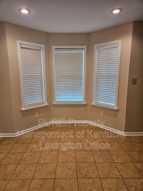 Building Photo - 321 Lebeau Dr