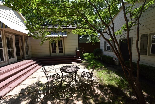 Building Photo - Walk to Inwood Village! Charming 3 bed 3 b...