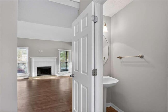 Building Photo - 7700 Lakeshore Ct