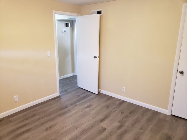 Building Photo - Triplex - 2 Bdrm/1Bath  Kingsport TN