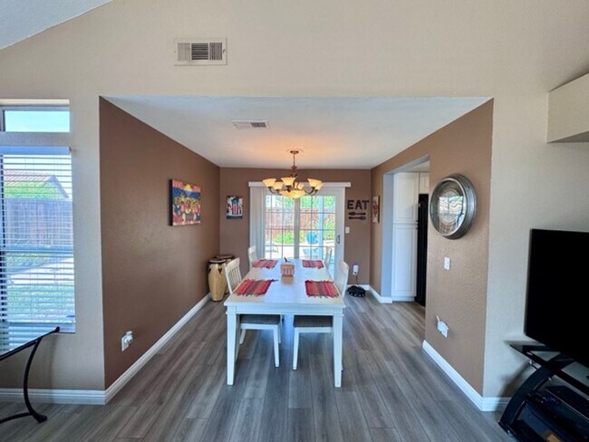 Building Photo - Beautiful 4 Bedroom Pool Home with Solar i...