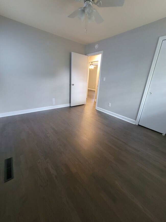 Building Photo - 825 Montclair Dr
