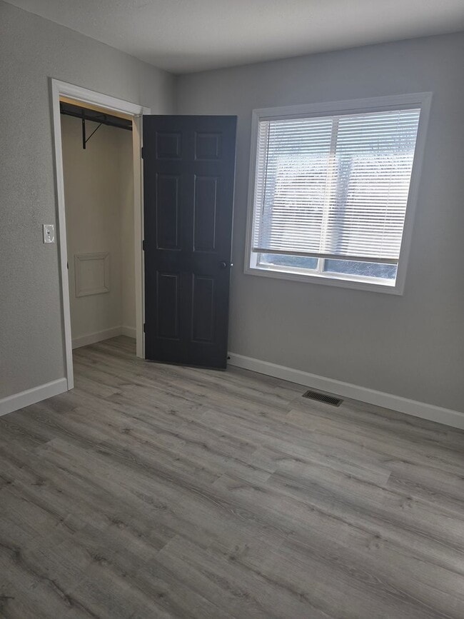 Building Photo - Newly Renovated 2 Bedroom 1.5 Bathroom Townhouse in Osage Beach!