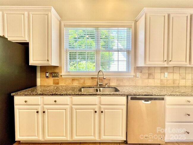 Building Photo - 811 Deercross Ln