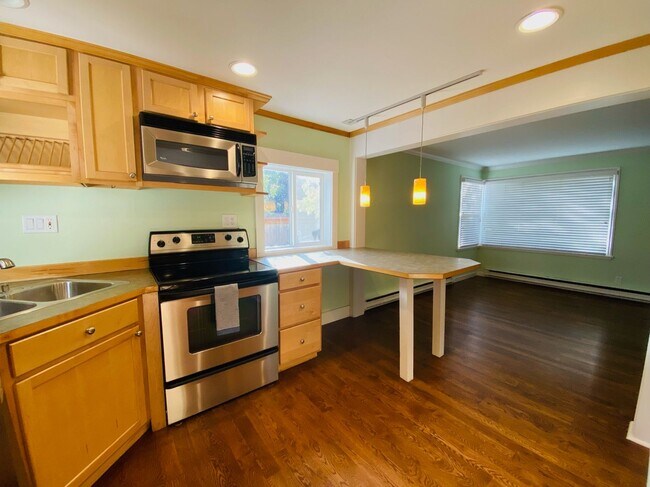 Building Photo - Cute 3 Bedroom Home in the Heart of West S...
