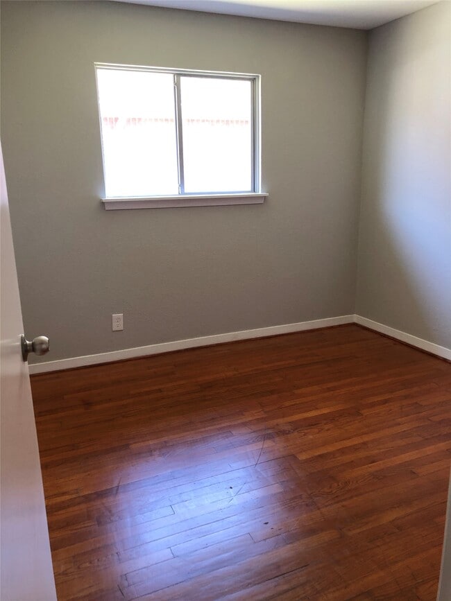 Building Photo - 509 Avenue J