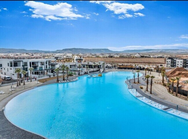 Building Photo - 3 Bedroom Condo in Desert Color with Flexible 6-12 Month Lease