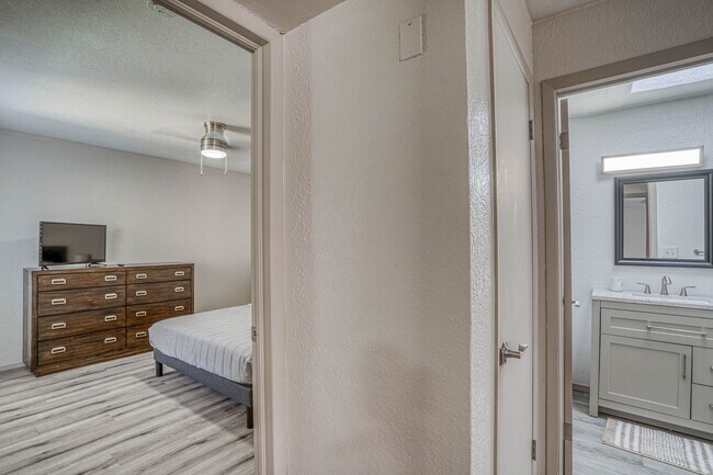 Building Photo - 311 Zenith Dr