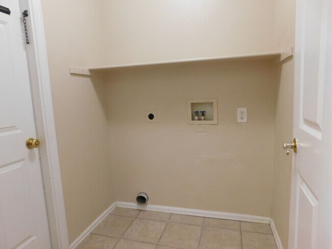 Building Photo - Easy Living in Clifton